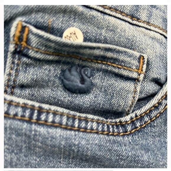 Gloria Vanderbilt Women's Capri Stretch Jeans Amanda Blue Size 14 NWT - Picture 8 of 10